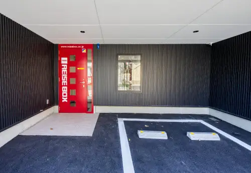 屋内型トランクルームライゼボックスは利用者様限定の専用駐車場があります